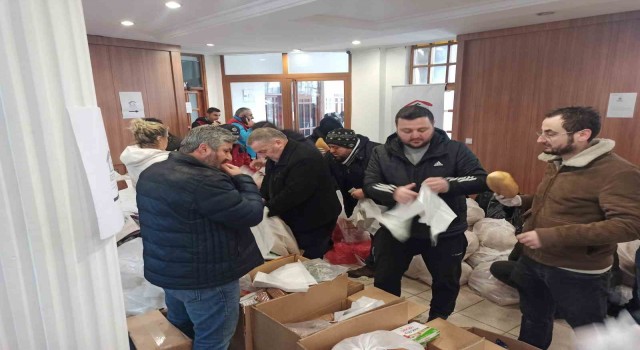 Sel felaketi yaşayan Bozkurttan depremzedelere yardım