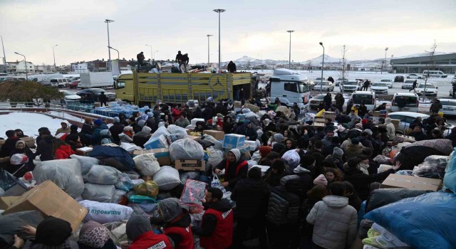 Selçukludan Hataya 52 tır yardım malzemesi gönderildi