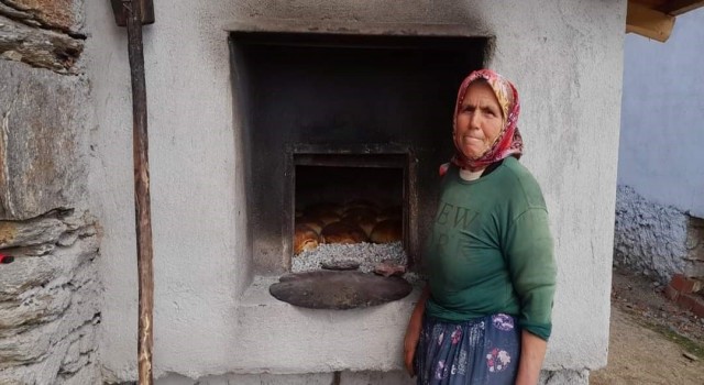 Selendilide kadınlar depremzedeler için ekmek yapıyor