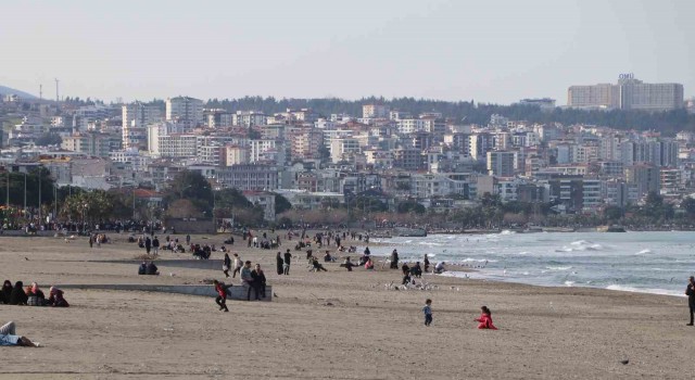 Sıcaklıkların 12 derece birden yükseldiği Samsunda sahil ve parklar şenlendi