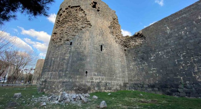 Şiddetli iki deprem 5 bin yıllık Diyarbakır Surlarını da vurdu
