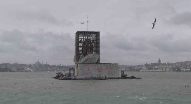 Şiddetli rüzgar sebebiyle Kız Kulesinin brandası düştü, kulenin iç kısmı gözüktü