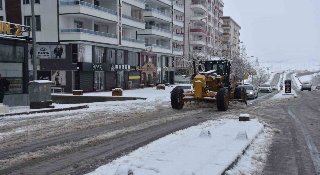 Siirt belediyesi kent genelinde kar temizleme çalışmalarına başladı