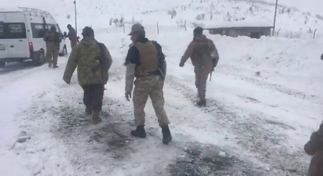 Siirtte kar ve tipide mahsur kalan köy korucuları ve vatandaşlar ekiplerce kurtarıldı