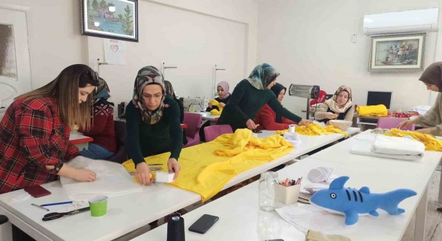 Siirtte üretilen uyku tulumları ve oyuncaklar deprem bölgelerine gönderiliyor