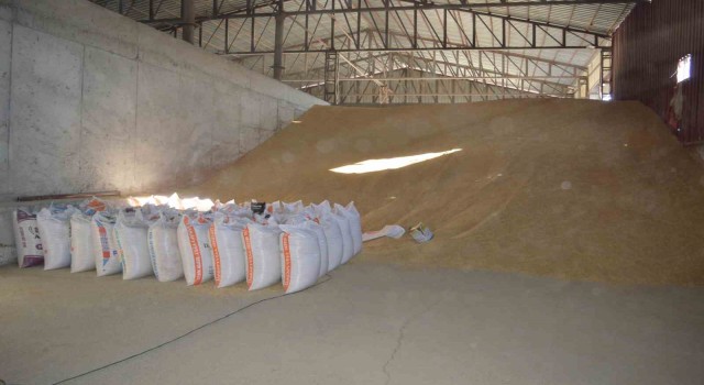 Siirtten deprem bölgesinde 2 tır yem gönderildi
