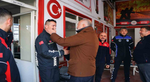 Silpagar, enkazdan 12 kişiyi canlı kurtaran ekibi tek tek kutladı