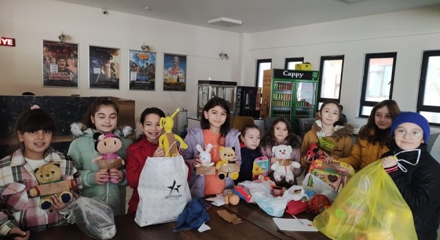 Simavda ortaokul öğrencilerinden depremzede çocuklara oyuncak