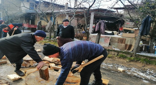 Sındırgıdan deprem bölgesine odun desteği