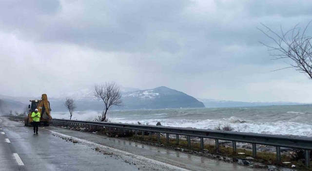 Sinopta 3 metrelik dev dalgalar yola taştı
