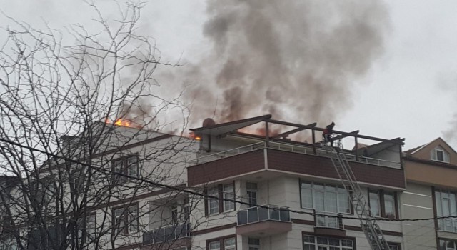 Sinopta çatı yangını