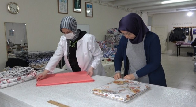 Sinopta depremzedeler için nevresim takımı üretiliyor