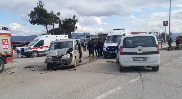 Sinopta iki hafif ticari araç çarpıştı: 10 yaralı