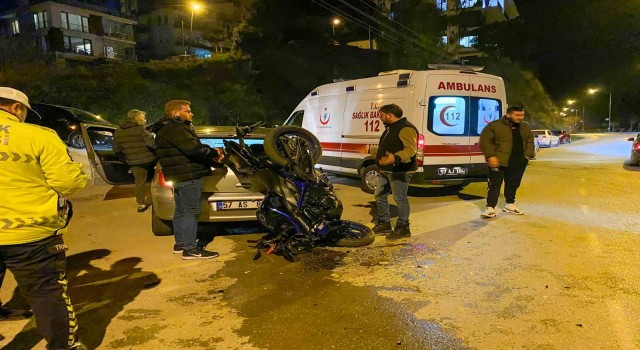 Sinopta motosiklet otomobille çarpıştı: 1 yaralı