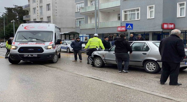 Sinopta trafik kazasında 1i çocuk 3 kişi yaralandı