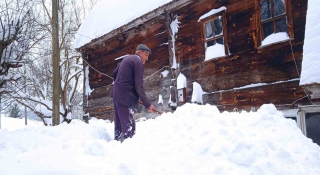 Sinopun yüksek köylerinde kar 2 metreye yaklaştı