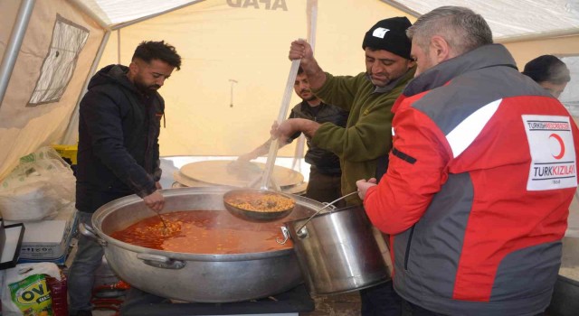Şırnaklı aile günde 3 bin kişiye yemek hazırlayıp Kızılaya teslim ediyor