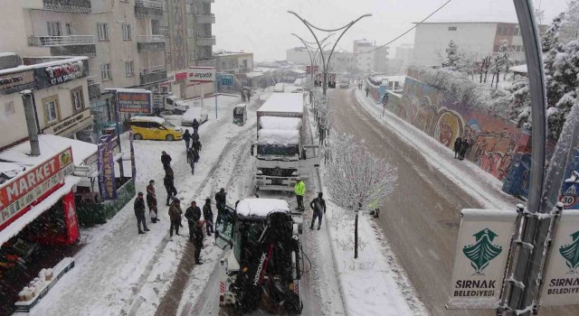 Şırnakta 32 yerleşim yerine kar nedeniyle ulaşım sağlanamıyor