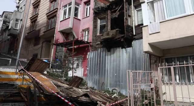 Şişlide 2 katlı metruk bina çöktü