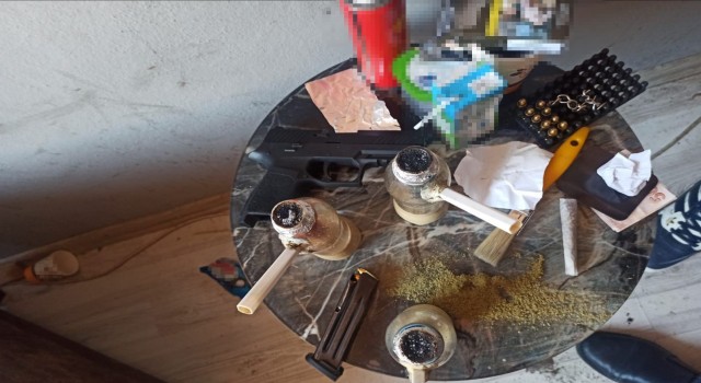 Şişlide polisi gören şüpheli, bonzaiyi sobaya attı