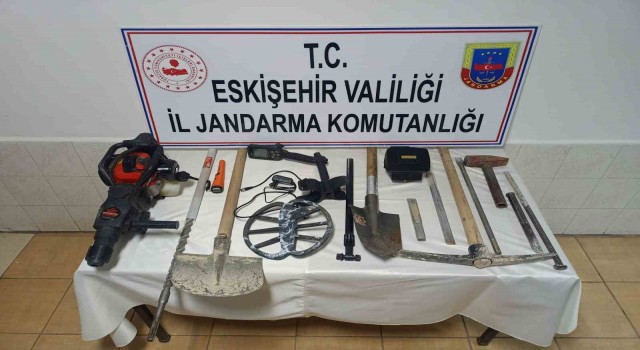 Sit alanında izinsiz kazı yapan şahıslar jandarma tarafından suçüstü yakalandı