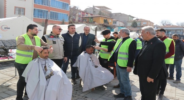 Sivaslı gönüllü kuaförler Doğanşehirde depremzedeleri tıraş etti