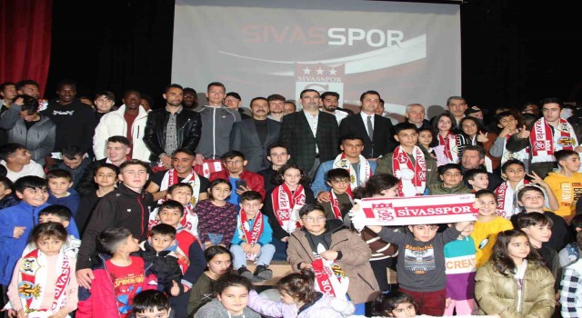 Sivassporda Rıza Çalımbay ve futbolcular depremzede çocuklarla buluştu