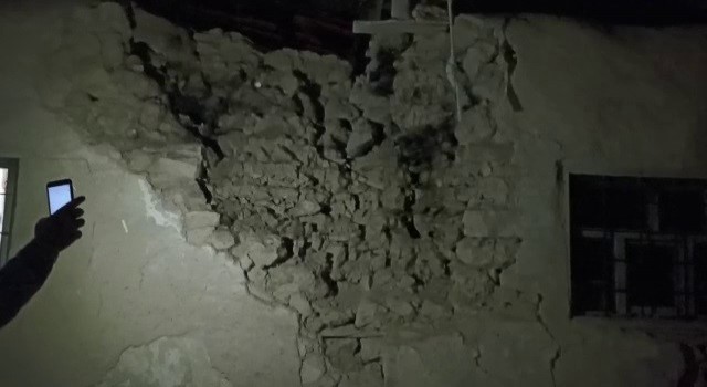 Sivasta depremden etkilenen bir bina tahliye edildi