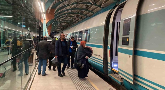Sivasta YHT ilk yolculu seferinde depremzedeleri taşıdı