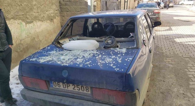 Sorgunda Buz Kütlesi Arabanın Üzerine Düştü