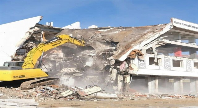Sorgunda riskli yapıların yıkımı sürüyor