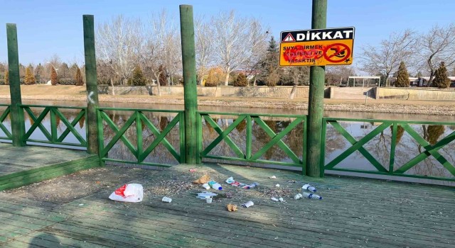 Sorumsuzca atılan çöpler eşsiz Porsuk manzarasına gölge düşürüyor