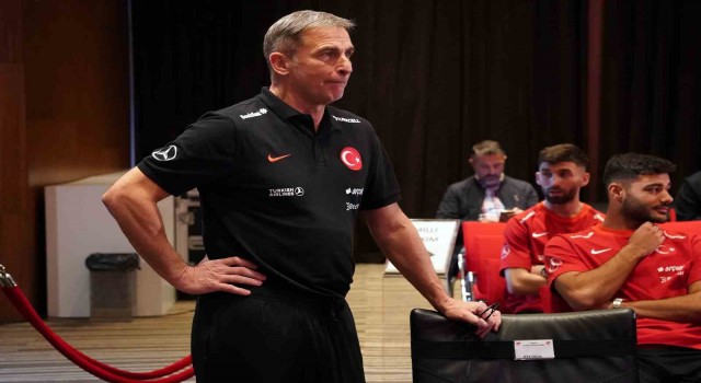 Stefan Kuntz, depremzedeler için kasiyerlik yapacak