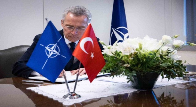 Stoltenberg, Türkiyenin NATO Daimi Temsilciliğinde taziye defterini imzaladı
