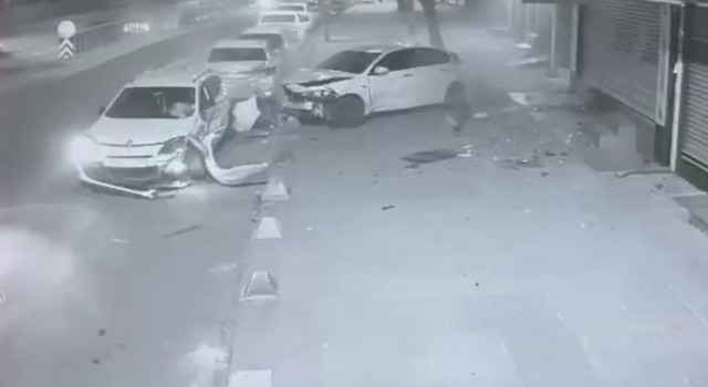 Sultangazide çarptığı aracı kaldırıma fırlatıp onun yerine park etti