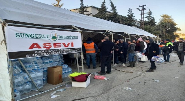 Sungurlu Belediyesi, Hatayda 10 bin kişiye sıcak yemek verecek aşevi kurdu