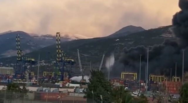 T70 yangın söndürme helikopterinin İskenderun Limanındaki yangına müdahalesi devam ediyor