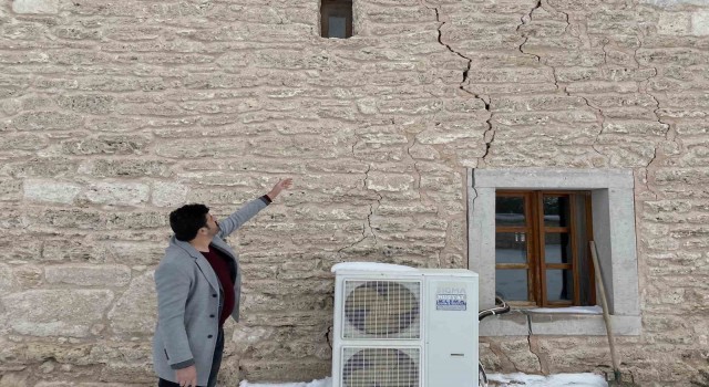 Tadilattaki Ulu Caminin duvarlarındaki çatlaklar Kahramanmaraş depreminden sonra genişledi