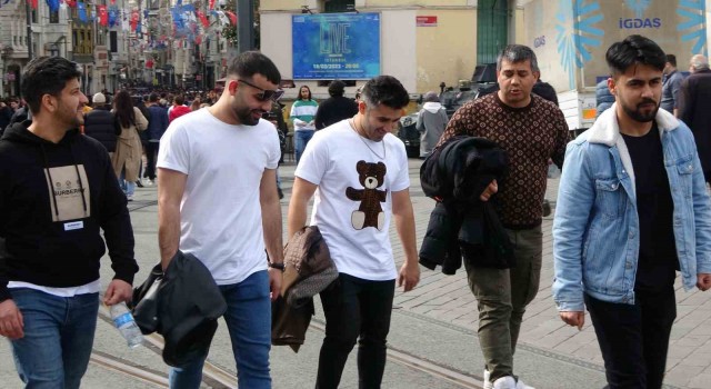 Taksim Meydanı ve İstiklal Caddesinde hafta sonu yoğunluğu