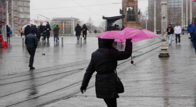 Taksimde kuvvetli rüzgar ile yağış vatandaşlara zor anlar yaşattı