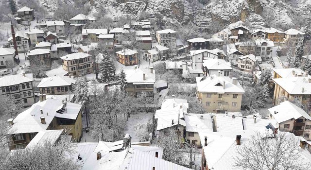 Tarihi ilçe Mudurnuda kış güzelliği