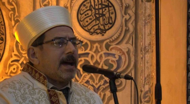 Tarihi Muradiye Camiinde depremzedeler için mevlit okundu