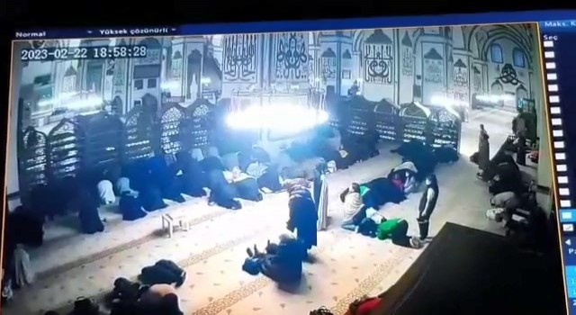 Tarihi Ulucamide namaz kılar gibi yapıp telefonu böyle çaldı