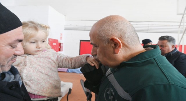 Tarım ve Orman Bakanı Kirişci, Tufanbeylide depremzedeleri ziyaret etti