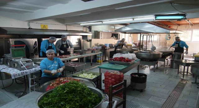 Tarsusta depremzedelere her gün 6 bin sıcak yemek