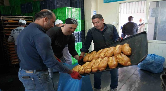 Tarsustan deprem bölgesine ekmek sevkiyatı