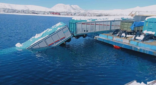 Tatvanda feribota yükleme yapılan vagonlardan biri göle düştü