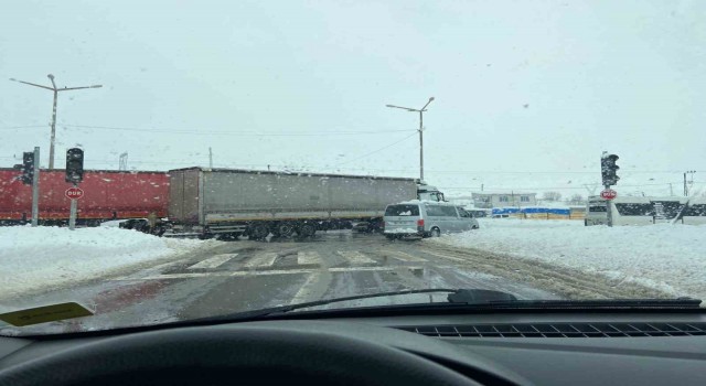 Tatvanda tır ile minibüs çarpıştı: 3 yaralı