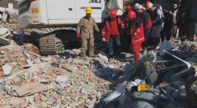 Tatvandan giden komandolar 110. saatte enkazdan bir kişiyi sağ çıkardı