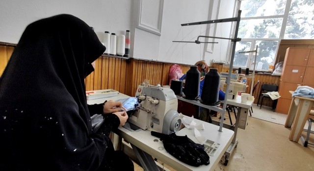 Tatvanlı kadınlar depremzedeler için kışlık kıyafet dikiyor